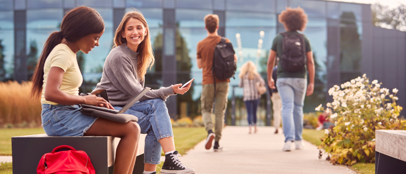 Schüler vor der Schule im Freien