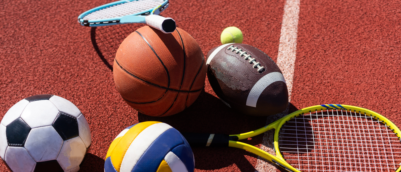 Bild mit unterschiedlichen Sportartikeln: Tennisschläger, Basketball, Football, Fußball