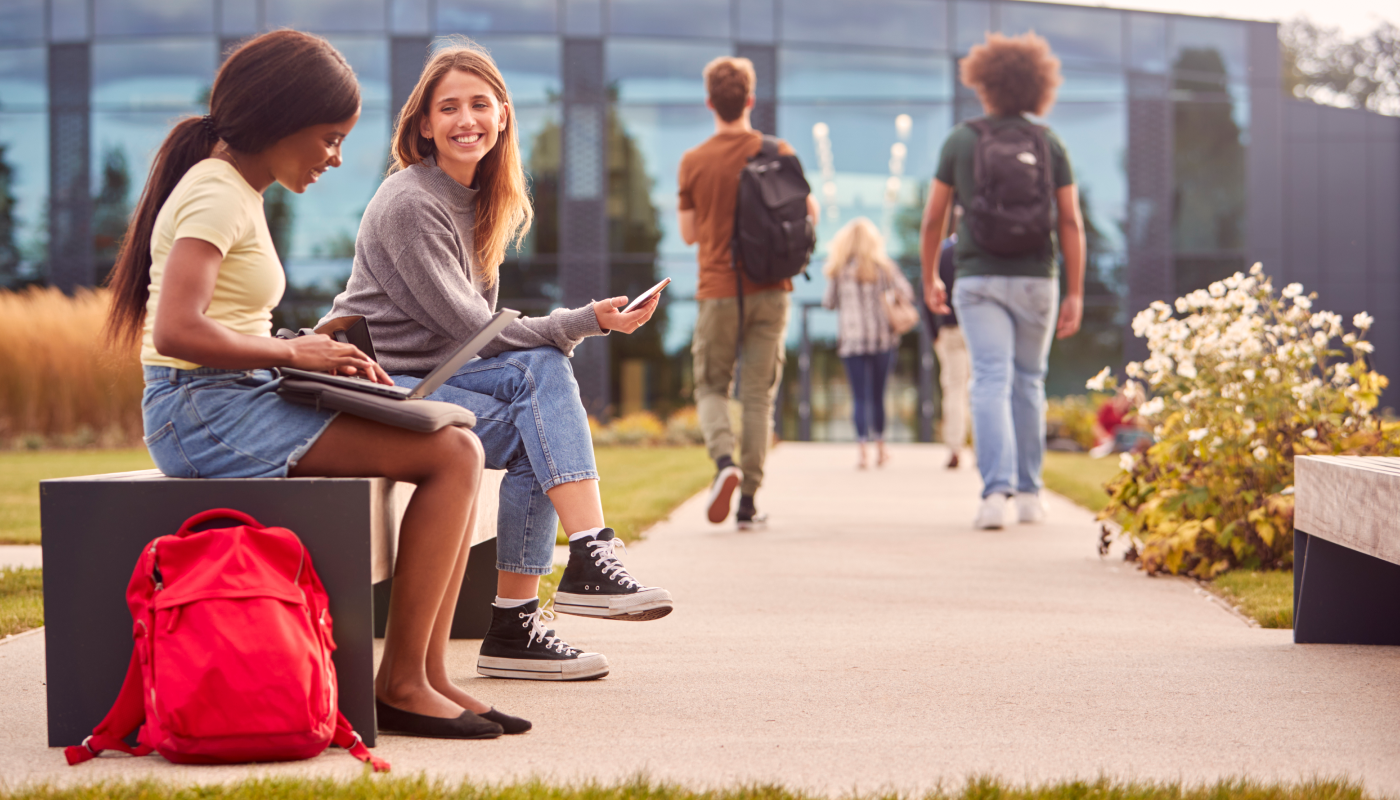 Schüler vor der Schule im Freien