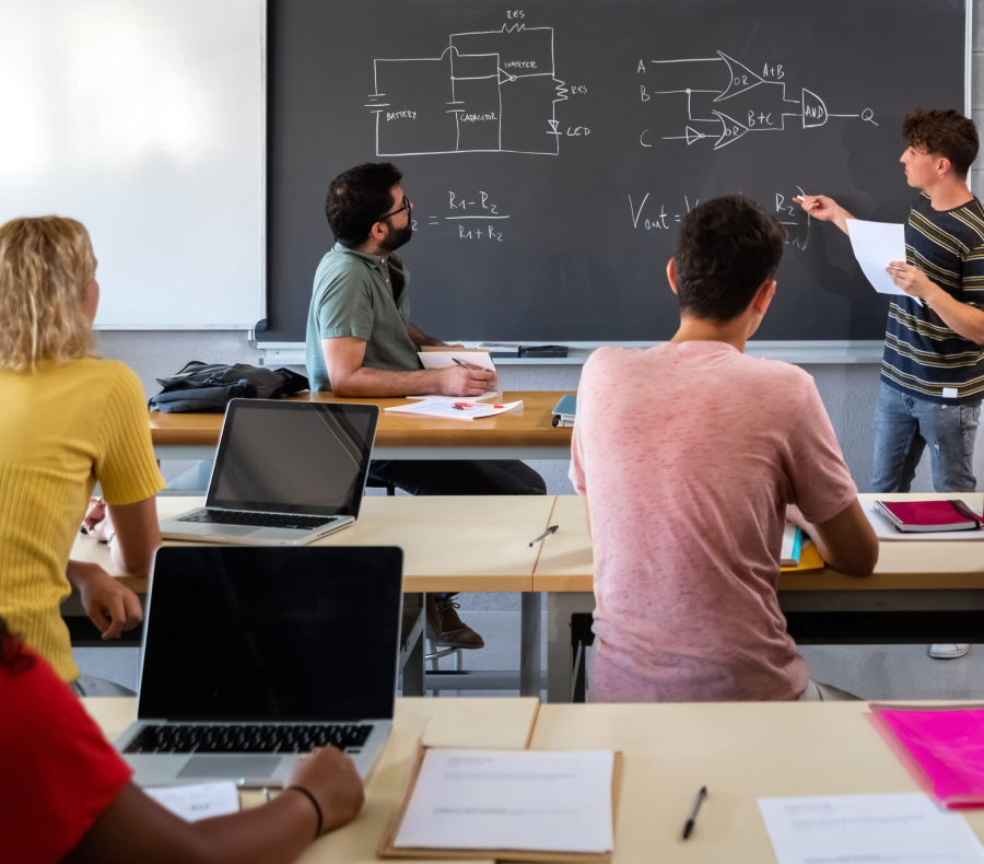 Klassenraum voller Schüler