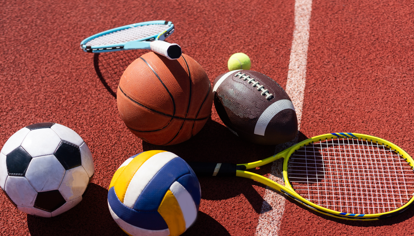 Bild mit unterschiedlichen Sportartikeln: Tennisschläger, Basketball, Football, Fußball